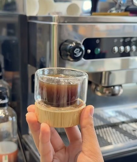 فناجين اسبريسو مع قاعده خشب